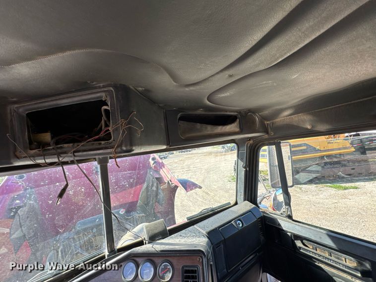 image for item DO0866 2007 Freightliner FLD120 semi truck