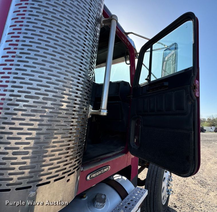 image for item DO0866 2007 Freightliner FLD120 semi truck