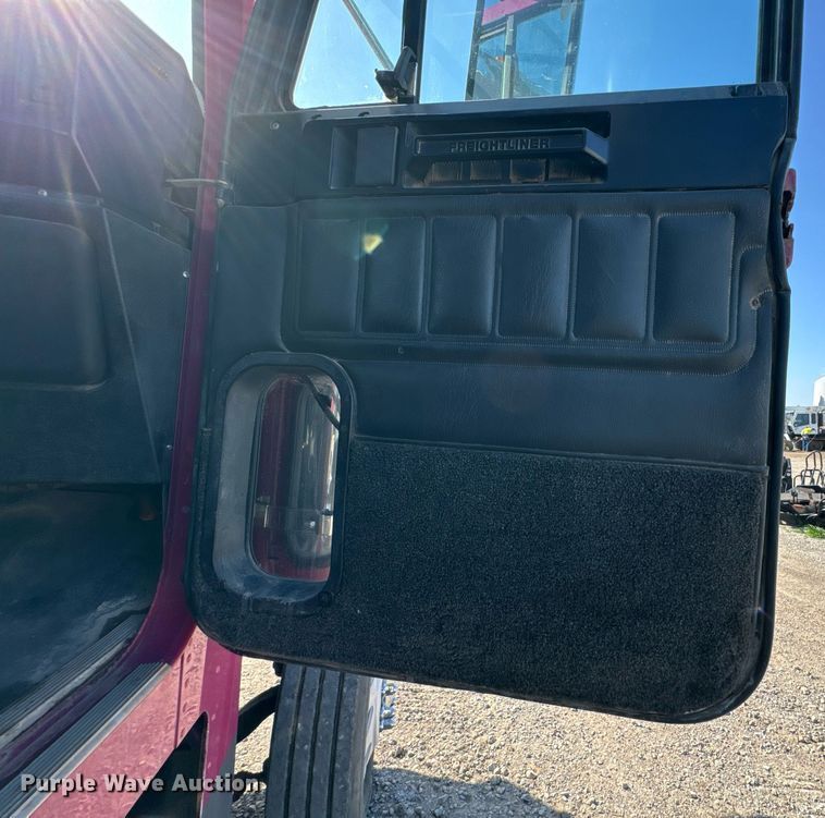 image for item DO0866 2007 Freightliner FLD120 semi truck