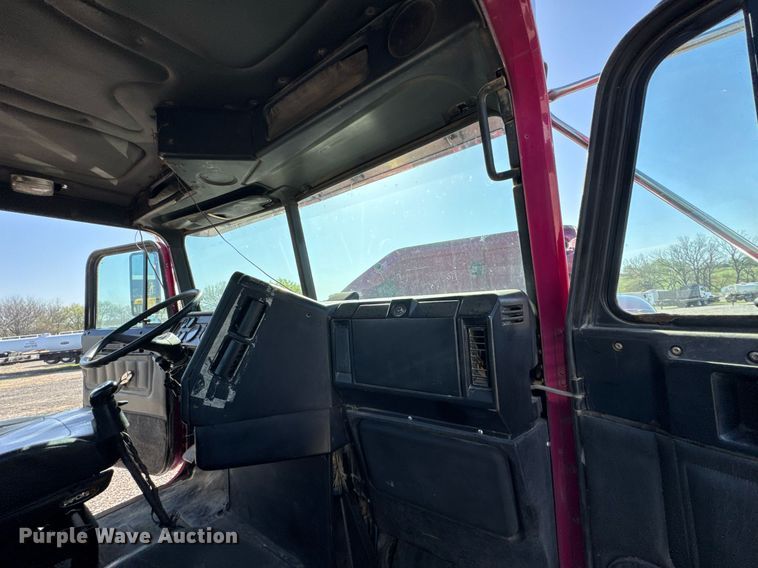 image for item DO0866 2007 Freightliner FLD120 semi truck