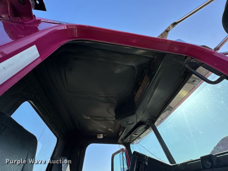 image for item DO0866 2007 Freightliner FLD120 semi truck