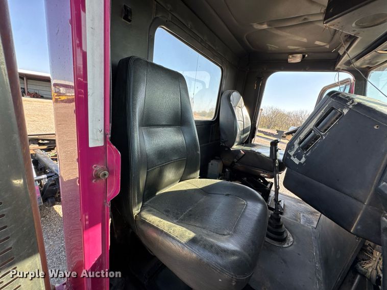 image for item DO0866 2007 Freightliner FLD120 semi truck