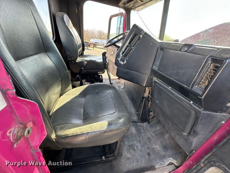 image for item DO0866 2007 Freightliner FLD120 semi truck