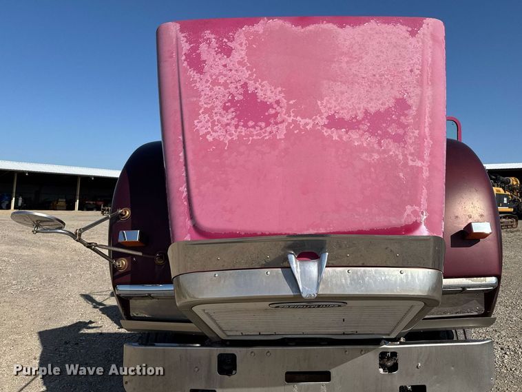 image for item DO0866 2007 Freightliner FLD120 semi truck