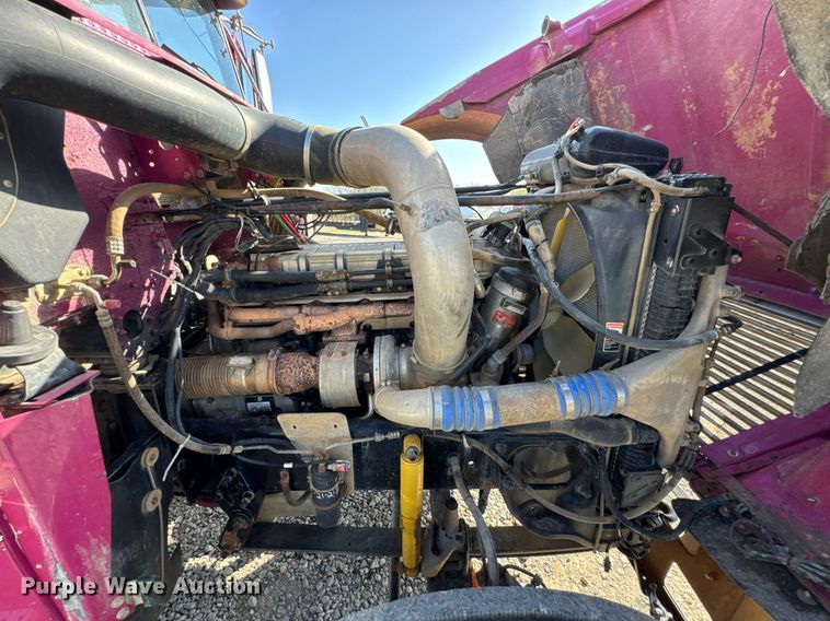 image for item DO0866 2007 Freightliner FLD120 semi truck