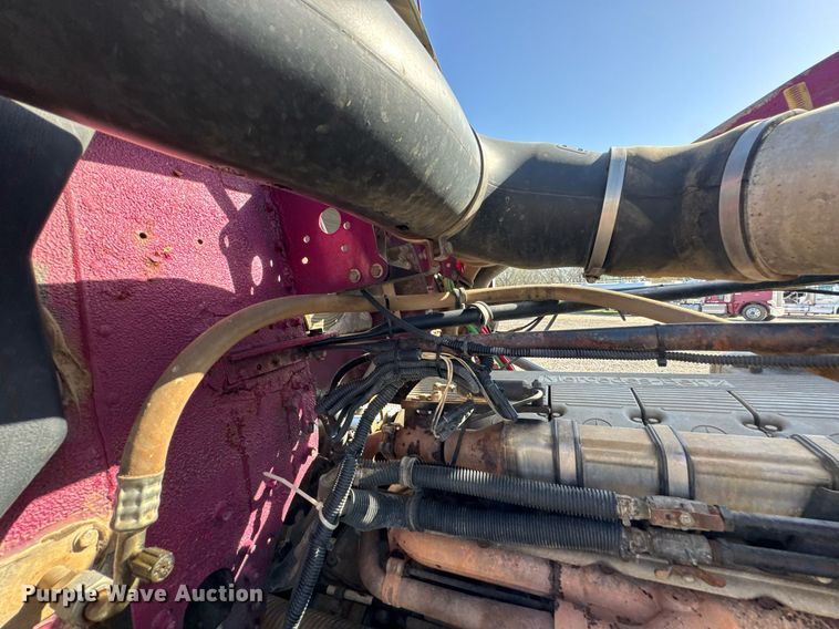 image for item DO0866 2007 Freightliner FLD120 semi truck