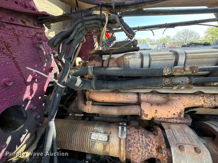 image for item DO0866 2007 Freightliner FLD120 semi truck