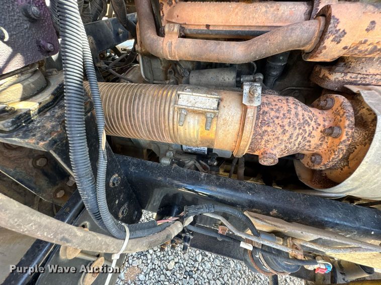 image for item DO0866 2007 Freightliner FLD120 semi truck