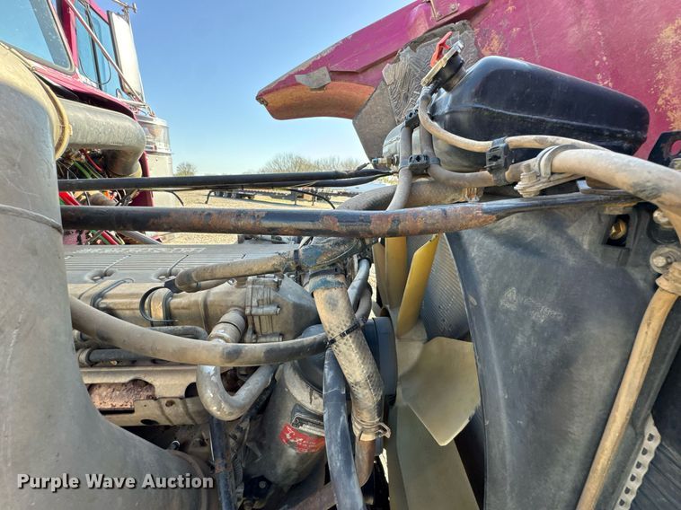 image for item DO0866 2007 Freightliner FLD120 semi truck