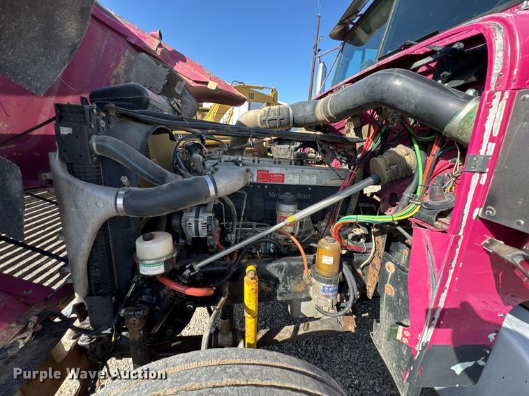 image for item DO0866 2007 Freightliner FLD120 semi truck