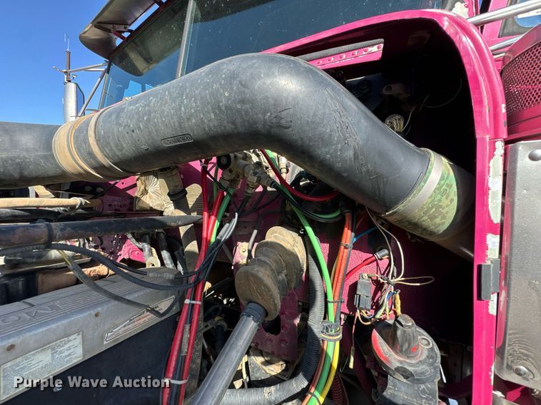 image for item DO0866 2007 Freightliner FLD120 semi truck