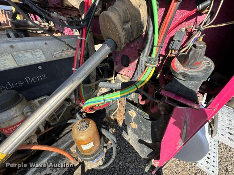 image for item DO0866 2007 Freightliner FLD120 semi truck