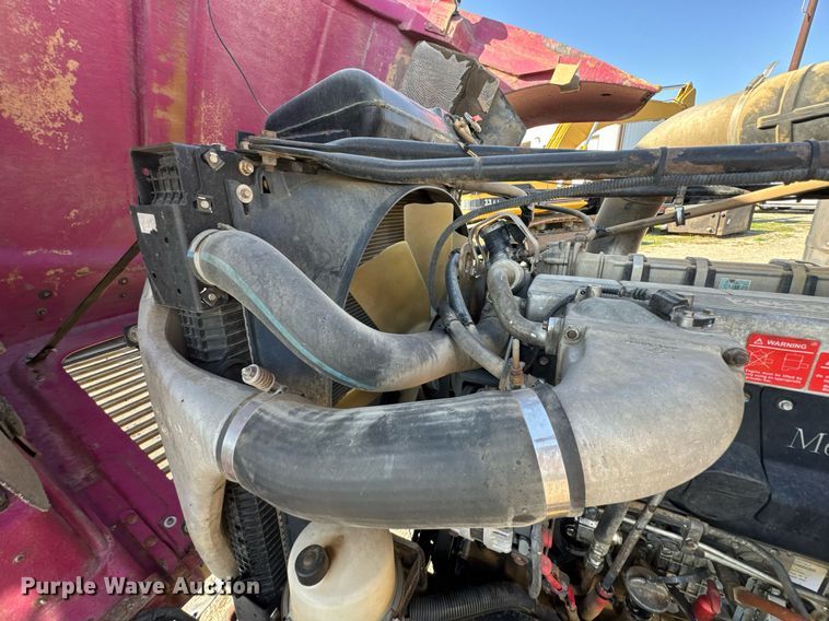 image for item DO0866 2007 Freightliner FLD120 semi truck