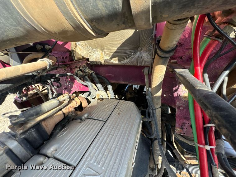 image for item DO0866 2007 Freightliner FLD120 semi truck