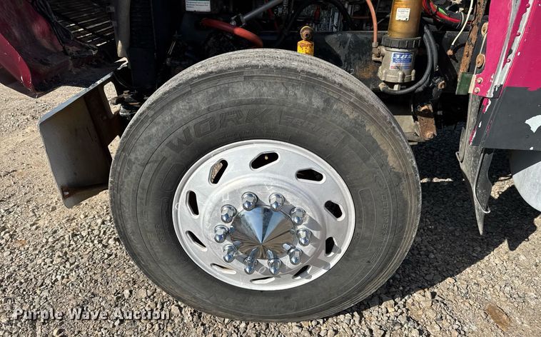 image for item DO0866 2007 Freightliner FLD120 semi truck