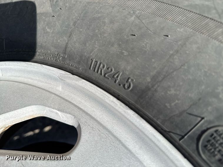 image for item DO0866 2007 Freightliner FLD120 semi truck