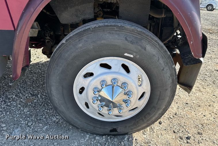 image for item DO0866 2007 Freightliner FLD120 semi truck