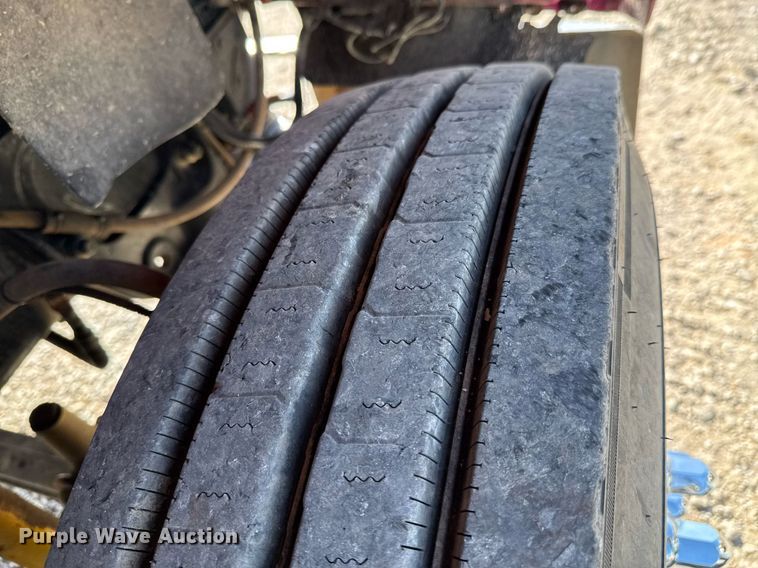 image for item DO0866 2007 Freightliner FLD120 semi truck