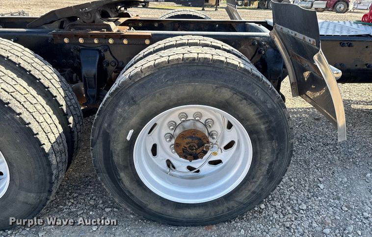 image for item DO0866 2007 Freightliner FLD120 semi truck