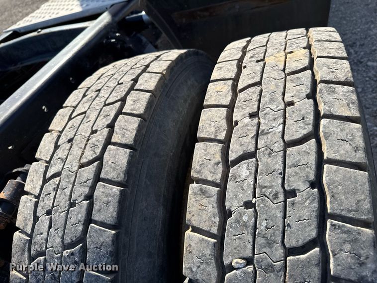 image for item DO0866 2007 Freightliner FLD120 semi truck