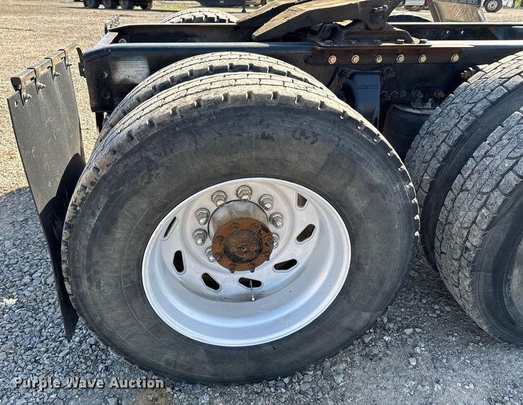 image for item DO0866 2007 Freightliner FLD120 semi truck