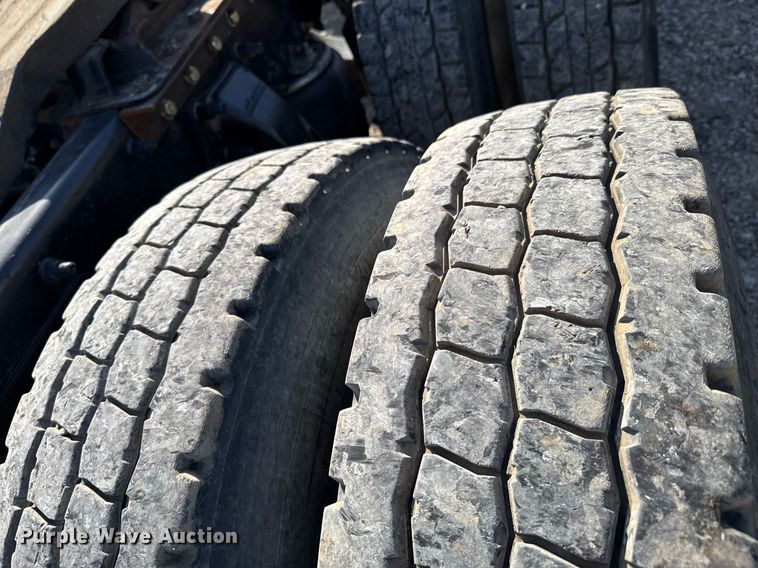 image for item DO0866 2007 Freightliner FLD120 semi truck