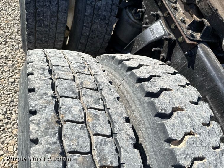 image for item DO0866 2007 Freightliner FLD120 semi truck