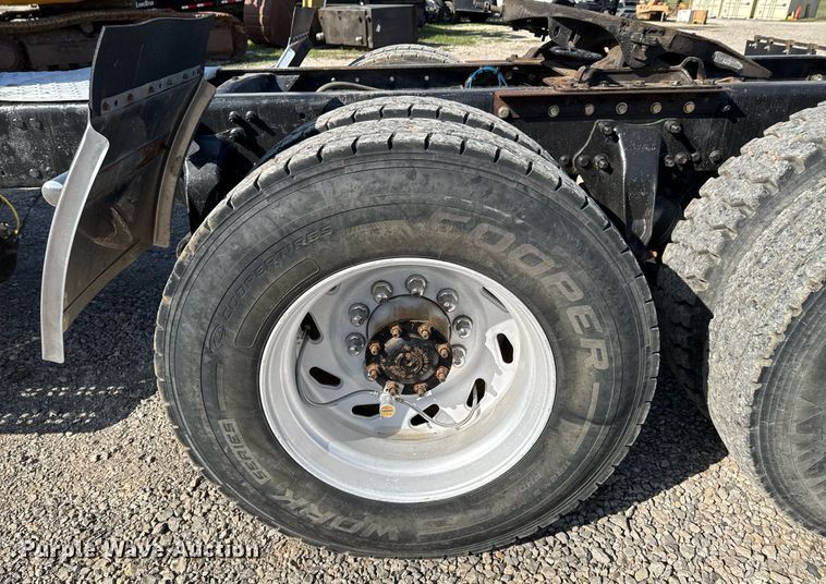 image for item DO0866 2007 Freightliner FLD120 semi truck