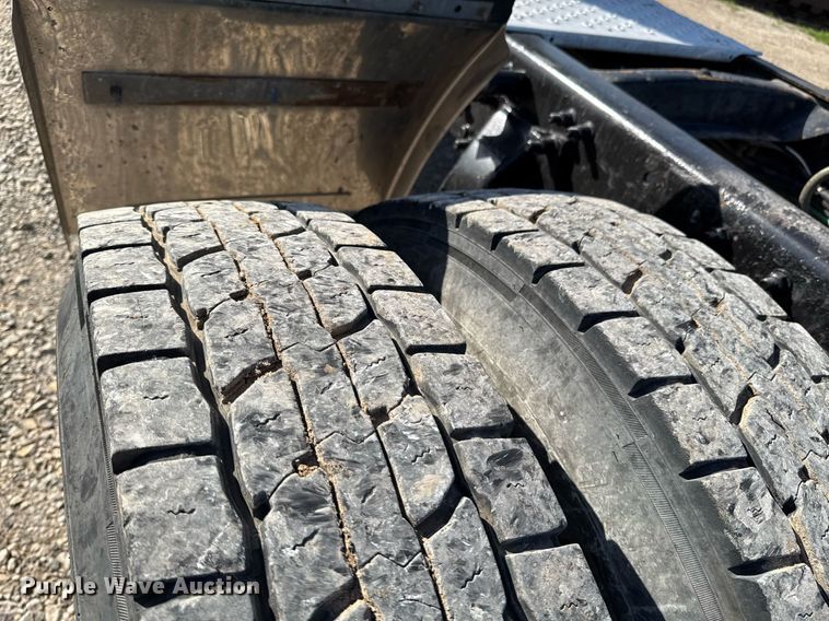 image for item DO0866 2007 Freightliner FLD120 semi truck