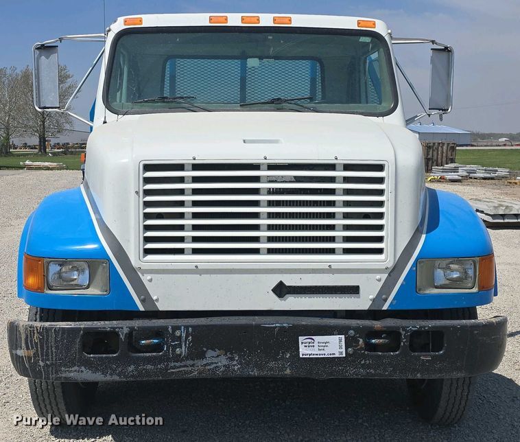 image for item DO7902 2000 International 4700 flatbed truck