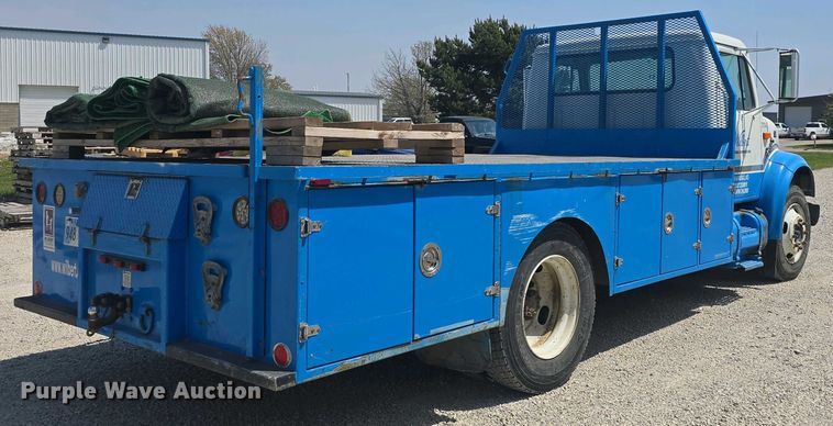 image for item DO7902 2000 International 4700 flatbed truck