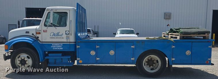 image for item DO7902 2000 International 4700 flatbed truck