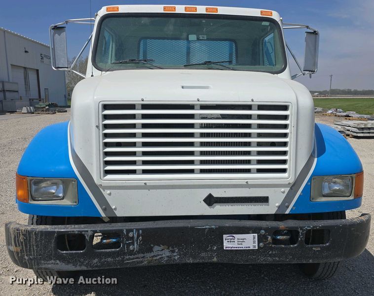 image for item DO7902 2000 International 4700 flatbed truck