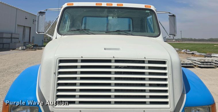 image for item DO7902 2000 International 4700 flatbed truck