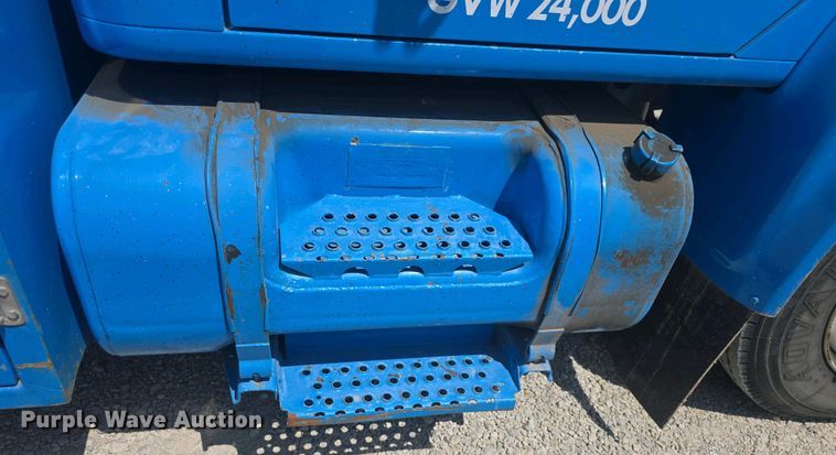 image for item DO7902 2000 International 4700 flatbed truck