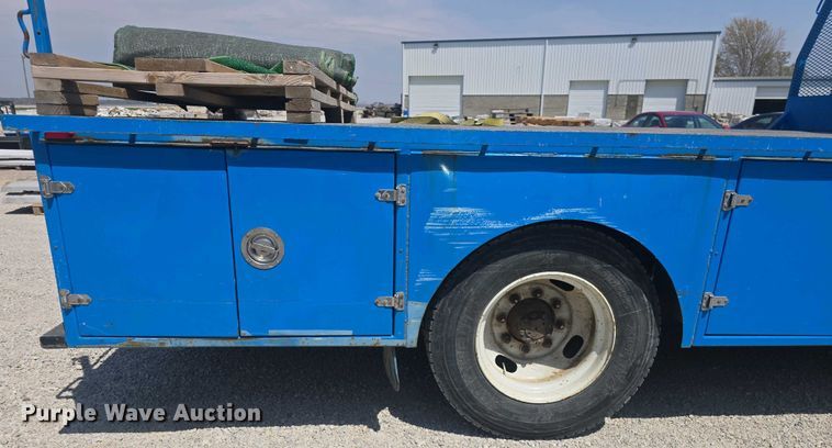 image for item DO7902 2000 International 4700 flatbed truck