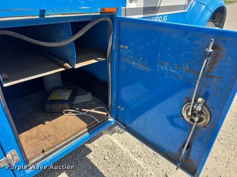 image for item DO7902 2000 International 4700 flatbed truck