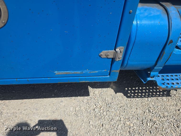 image for item DO7902 2000 International 4700 flatbed truck