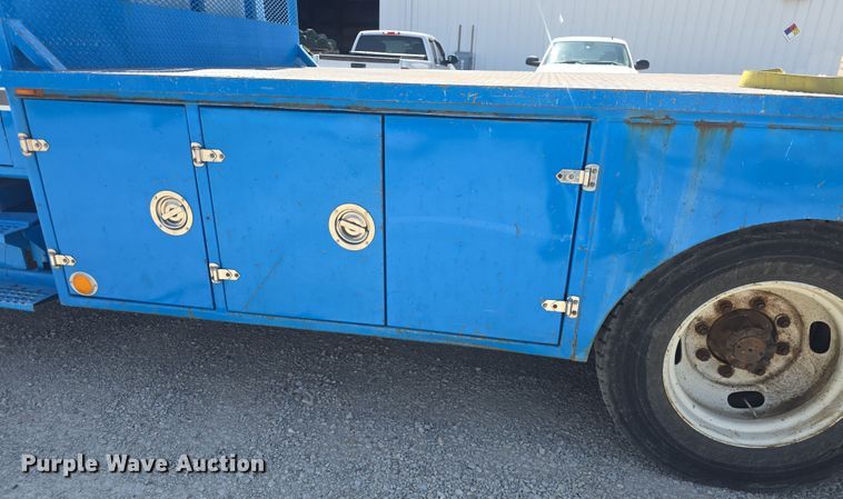 image for item DO7902 2000 International 4700 flatbed truck