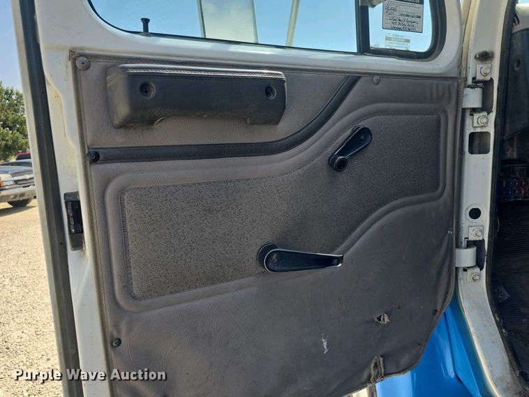 image for item DO7902 2000 International 4700 flatbed truck