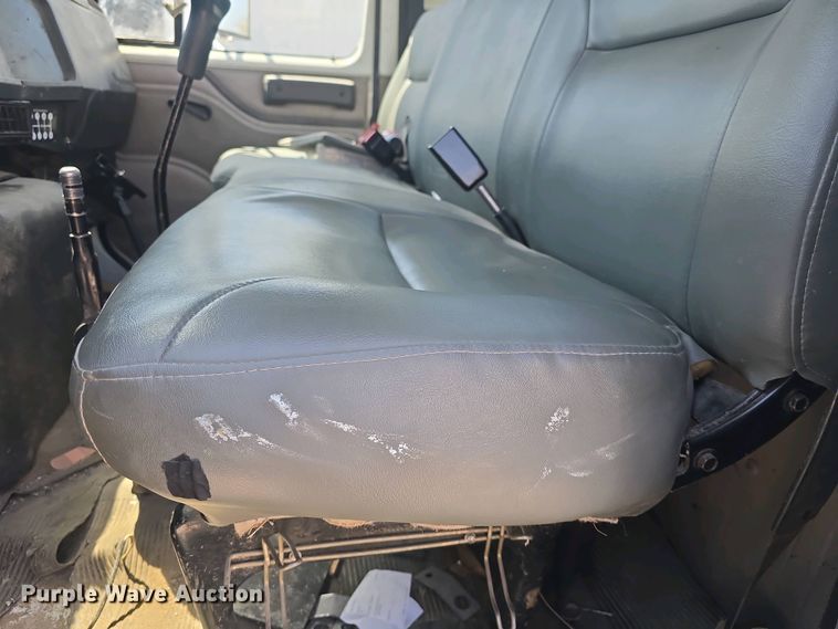 image for item DO7902 2000 International 4700 flatbed truck