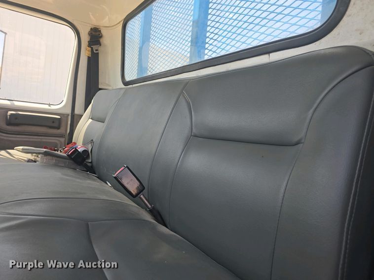 image for item DO7902 2000 International 4700 flatbed truck