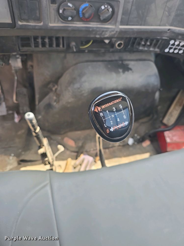 image for item DO7902 2000 International 4700 flatbed truck