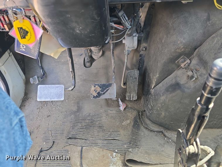 image for item DO7902 2000 International 4700 flatbed truck