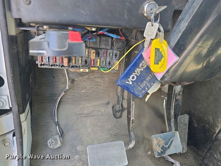 image for item DO7902 2000 International 4700 flatbed truck