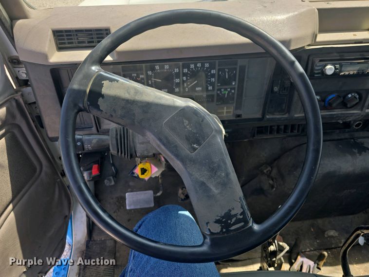 image for item DO7902 2000 International 4700 flatbed truck