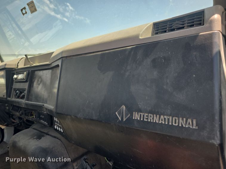 image for item DO7902 2000 International 4700 flatbed truck