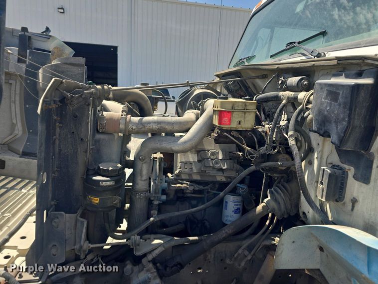 image for item DO7902 2000 International 4700 flatbed truck