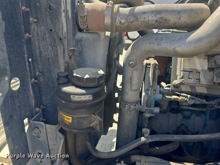 image for item DO7902 2000 International 4700 flatbed truck