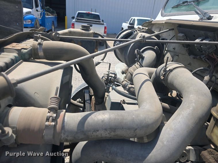 image for item DO7902 2000 International 4700 flatbed truck